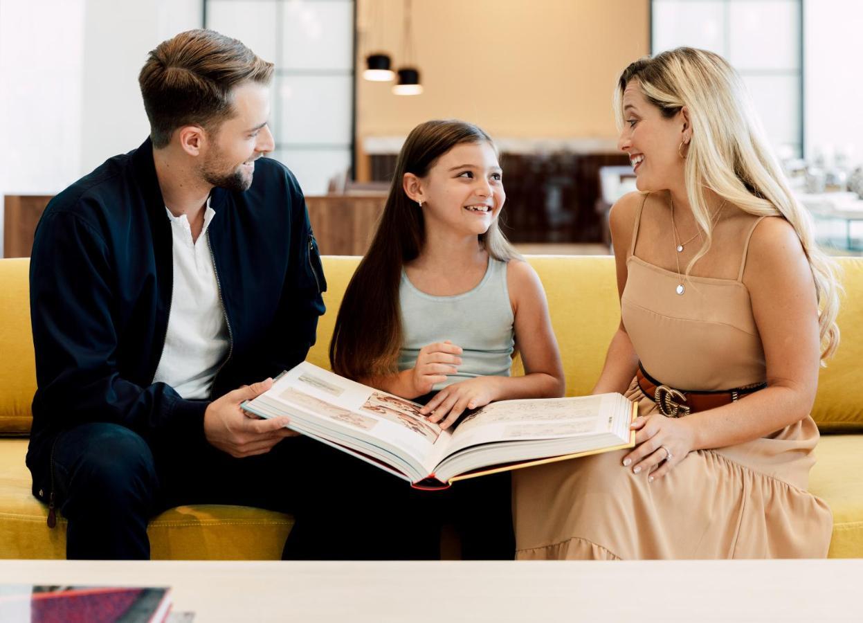 Ette Luxury Hotel & Spa Four Corners Bagian luar foto A family at the 2019 Toronto International Film Festival
