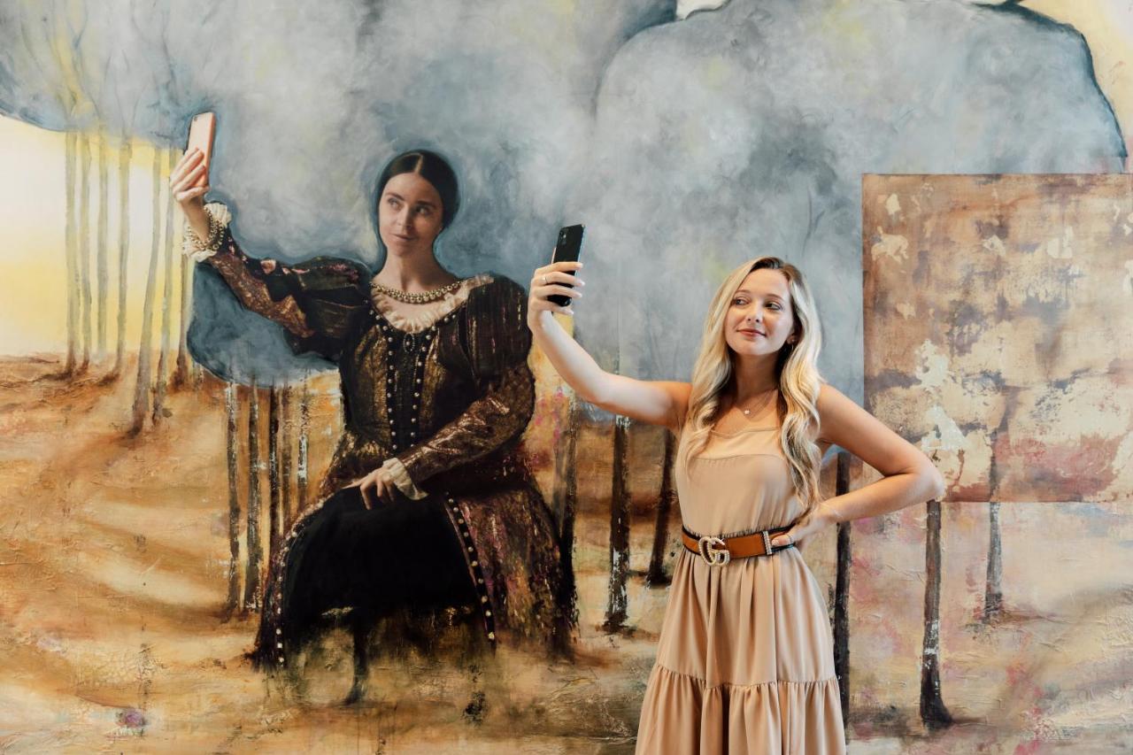 Ette Luxury Hotel & Spa Four Corners Bagian luar foto Self-portrait with a model