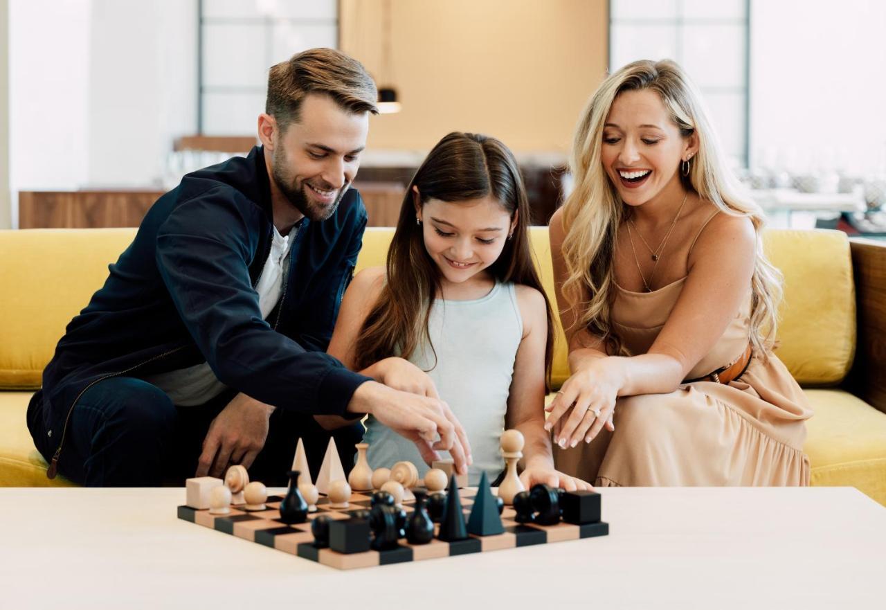 Ette Luxury Hotel & Spa Four Corners Bagian luar foto A family playing chess
