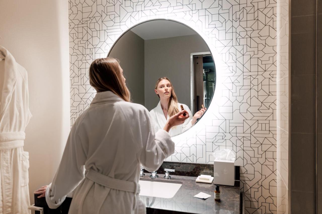 Ette Luxury Hotel & Spa Four Corners Bagian luar foto A woman in a bathrobe