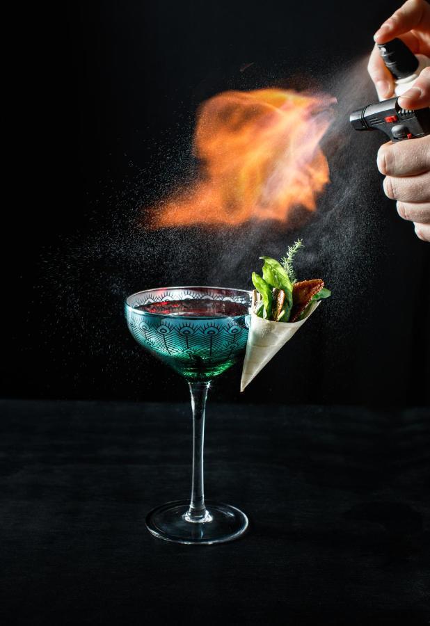 Ette Luxury Hotel & Spa Four Corners Bagian luar foto A cocktail being flambéed