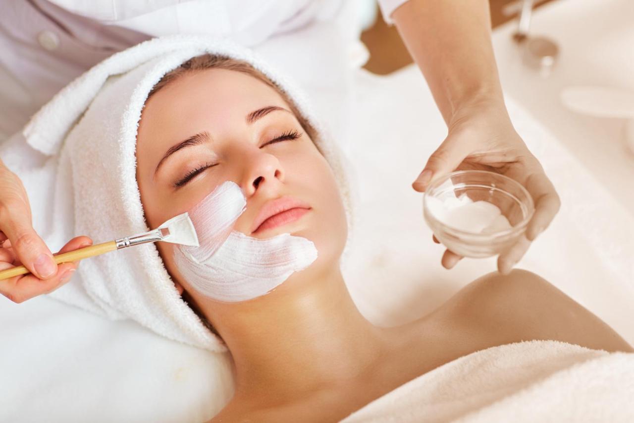 Ette Luxury Hotel & Spa Four Corners Bagian luar foto A woman receiving a facial treatment