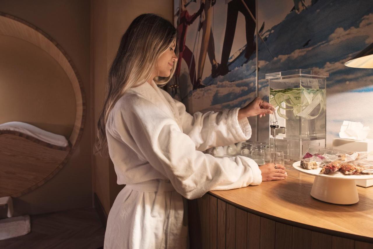 Ette Luxury Hotel & Spa Four Corners Bagian luar foto A woman wearing a bathrobe